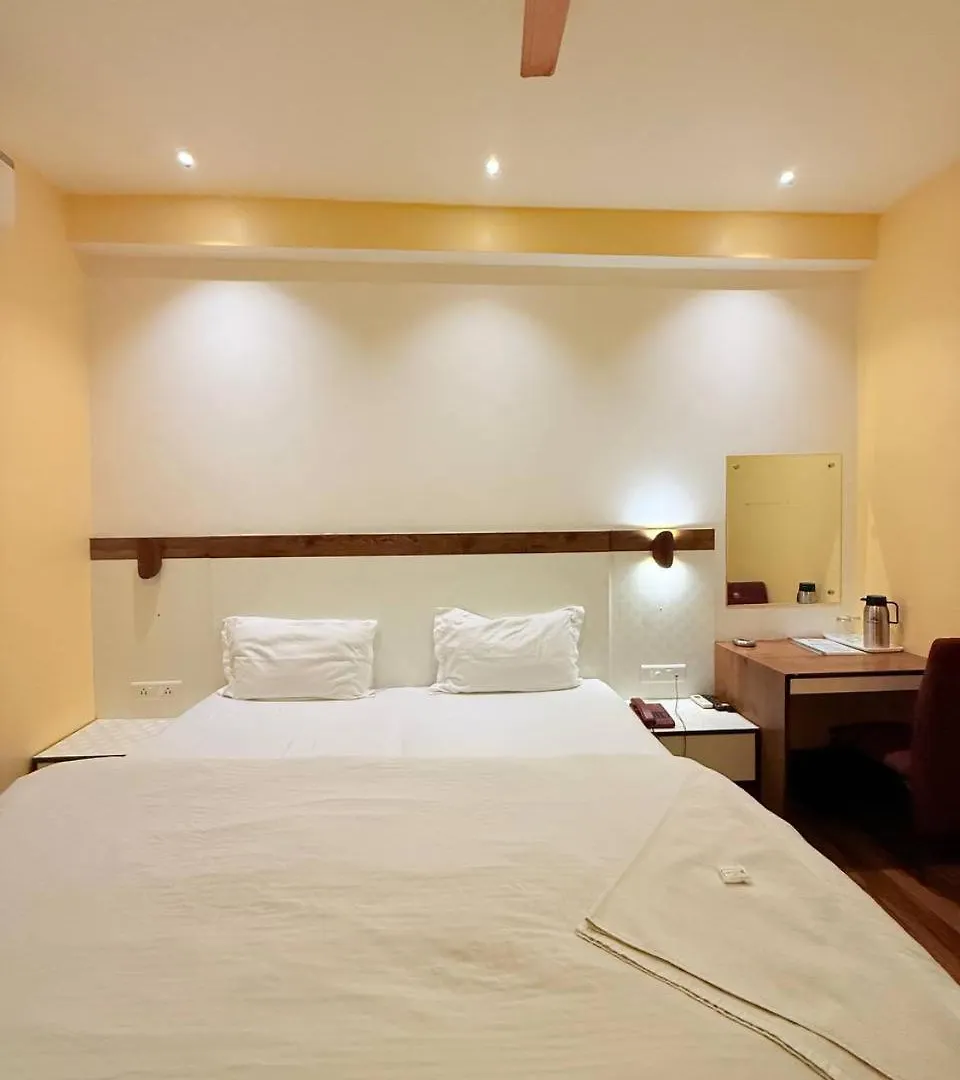 Shivam Hotel Varanasi - Near Kashi Vishwanath Temple With Parking And Lift