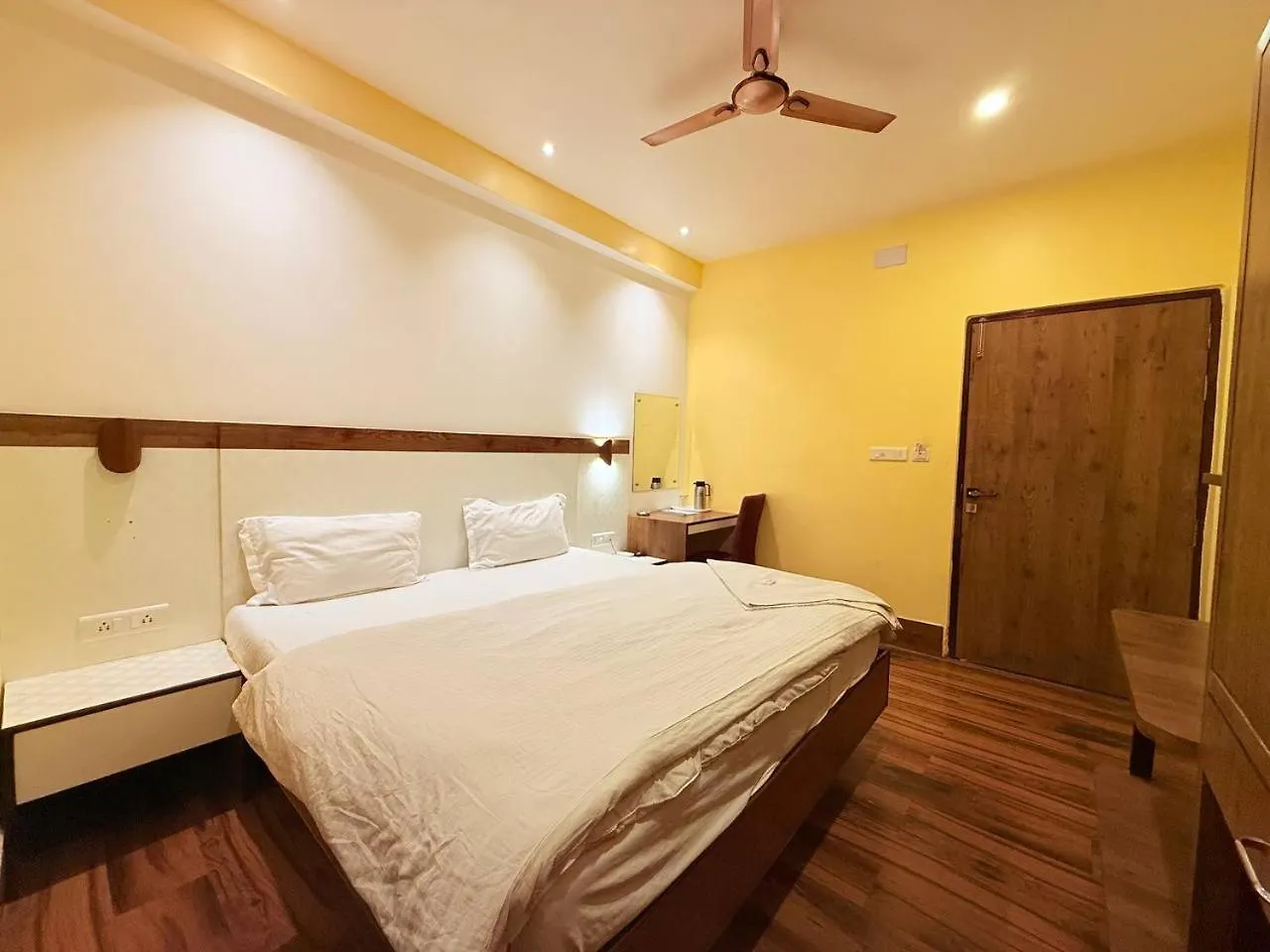 Shivam Hotel Varanasi - Near Kashi Vishwanath Temple With Parking And Lift