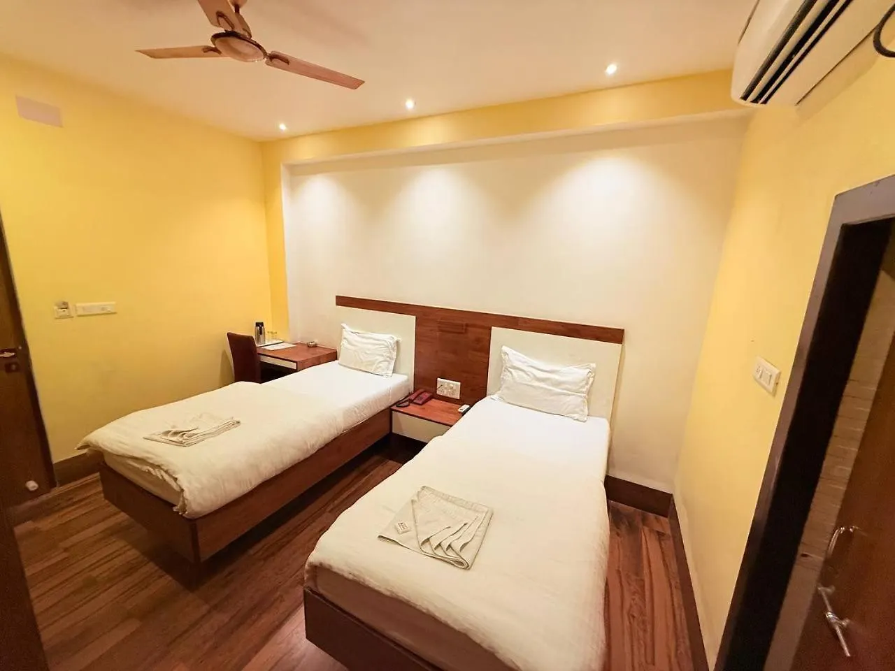 Shivam Hotel Varanasi - Near Kashi Vishwanath Temple With Parking And Lift 4*,
